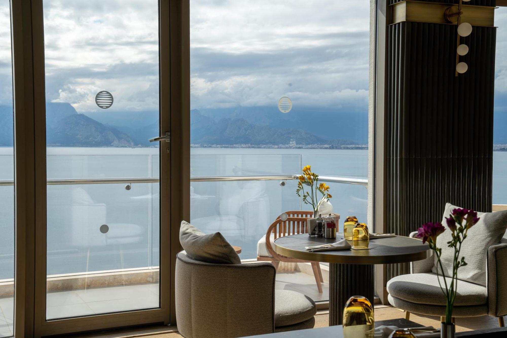 Akra Antalya Hotel Exterior photo A view of the Bay of Naples from the hotel