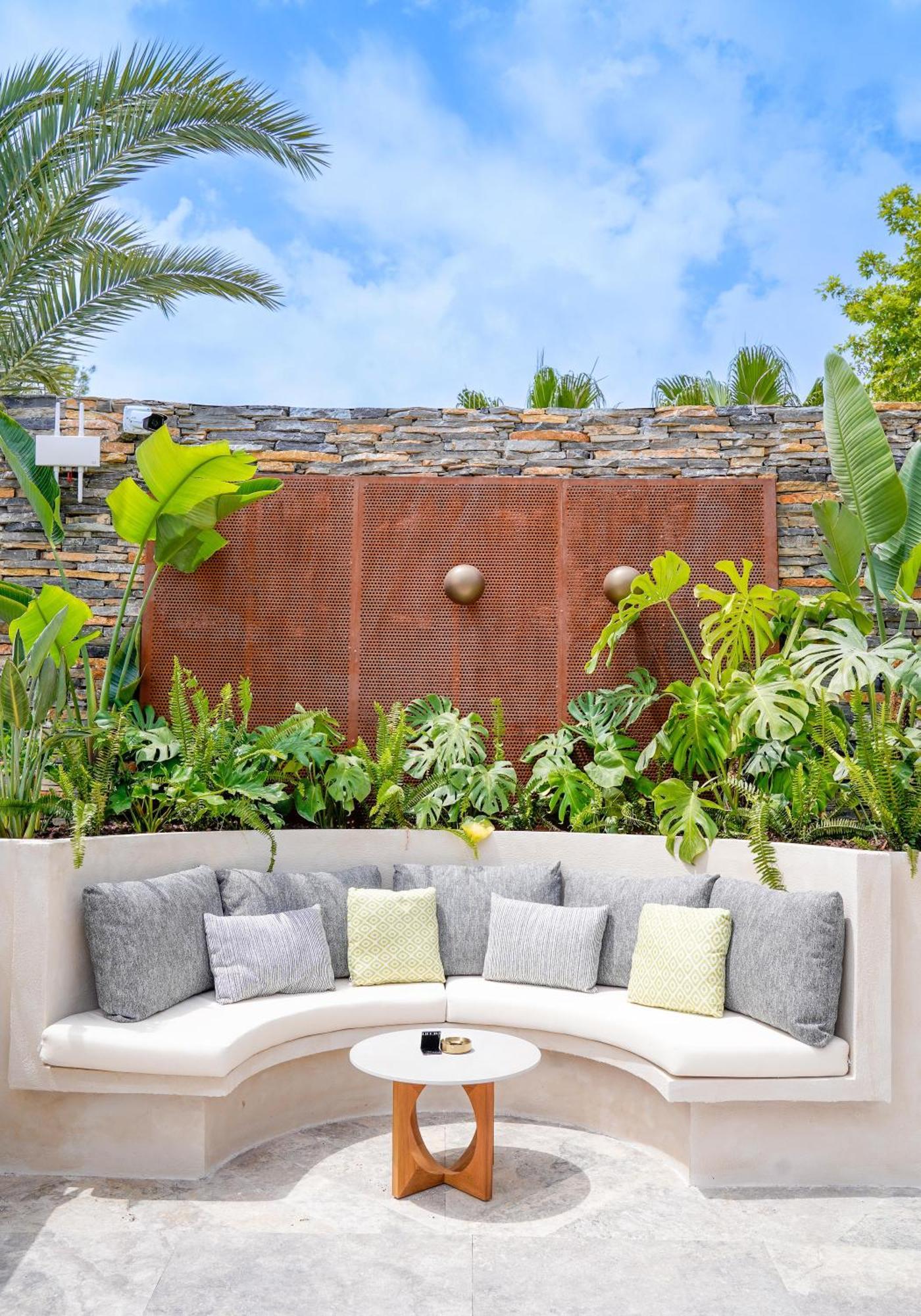 Akra Antalya Hotel Exterior photo A living wall