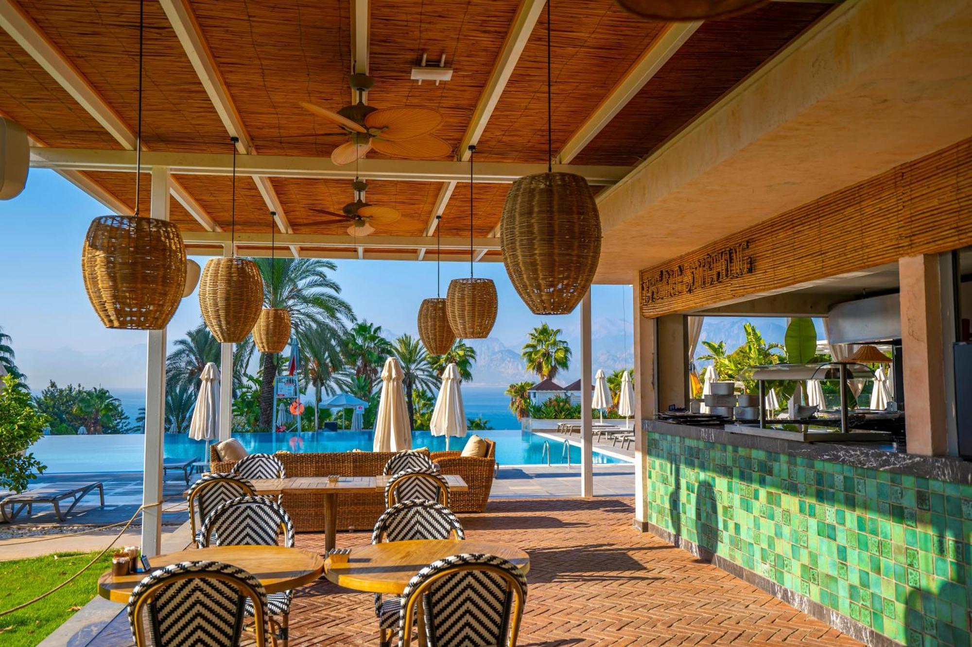 Akra Antalya Hotel Exterior photo The pool bar at the resort