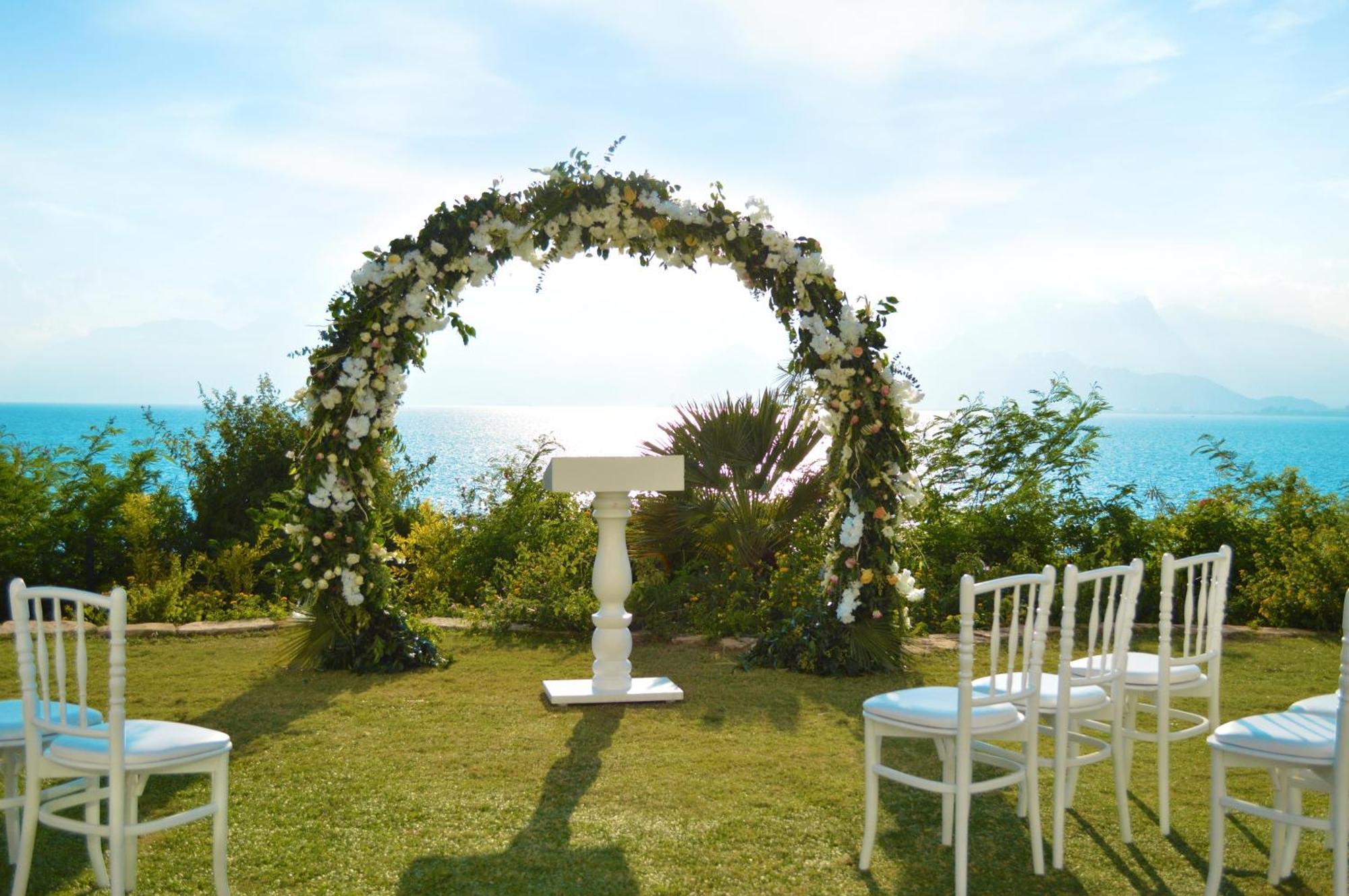 Akra Antalya Hotel Exterior photo A wedding arch